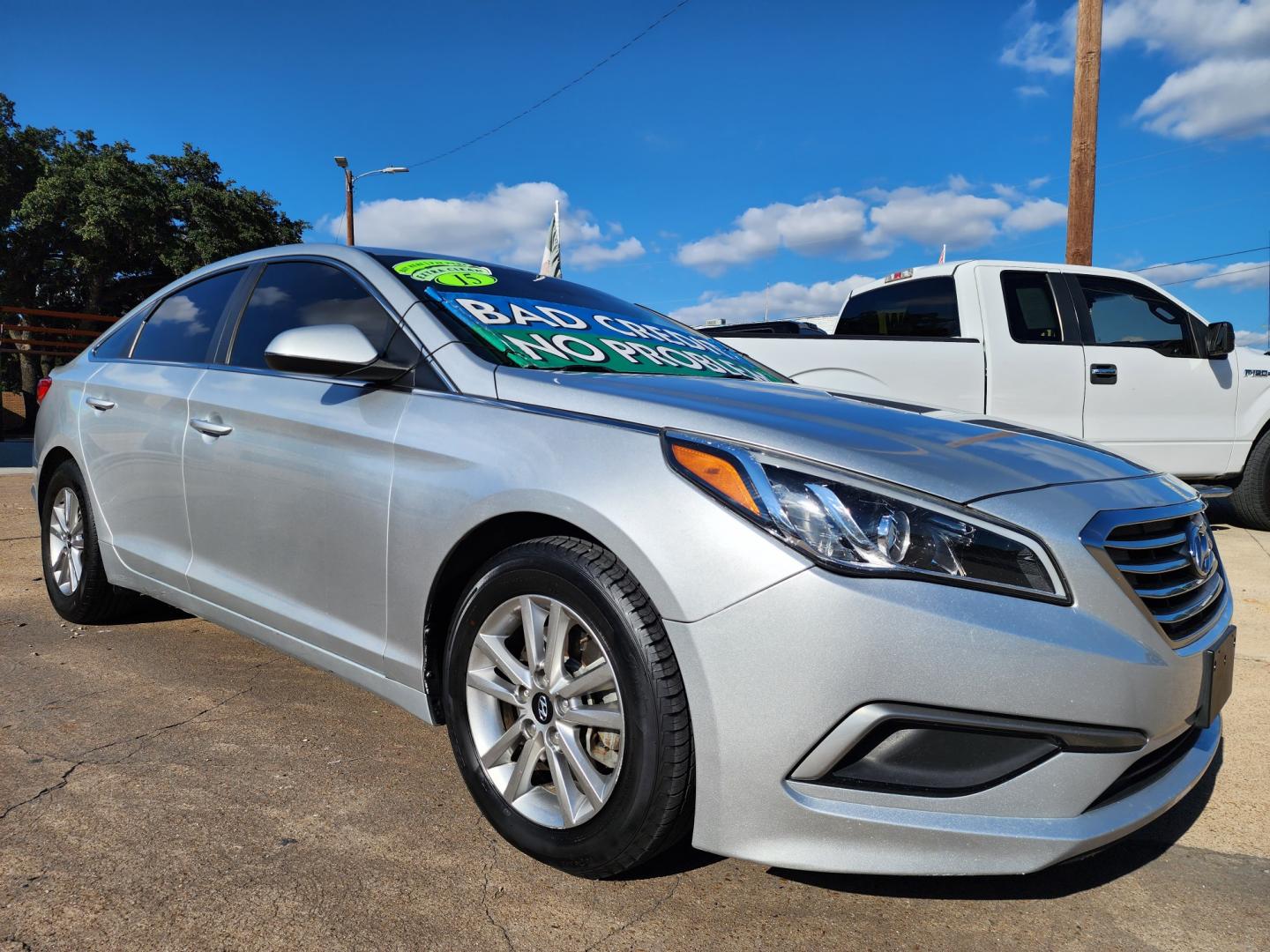 2016 SILVER /GRAY Hyundai Sonata SE (5NPE24AF1GH) with an 2.4L L4 DOHC 16V engine, 7A transmission, located at 2660 S.Garland Avenue, Garland, TX, 75041, (469) 298-3118, 32.885551, -96.655602 - Welcome to DallasAutos4Less, one of the Premier BUY HERE PAY HERE Dealers in the North Dallas Area. We specialize in financing to people with NO CREDIT or BAD CREDIT. We need proof of income, proof of residence, and a ID. Come buy your new car from us today!! This is a Very clean 2016 HYUNDAI SON - Photo#1